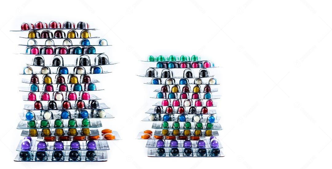 Pilhas de comprimidos de cápsulas antimicrobianas em blister.
