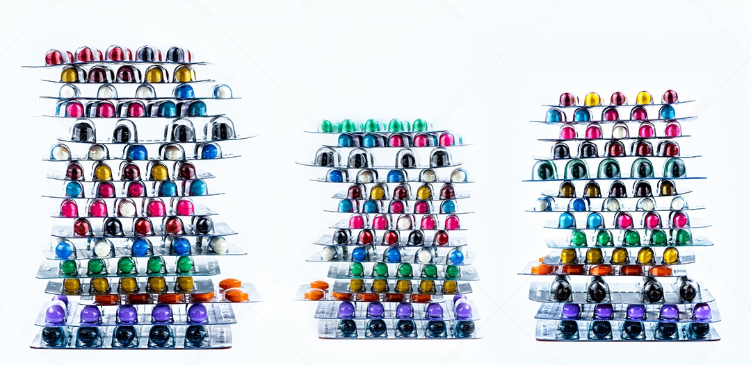 Pilhas de comprimidos de cápsulas antimicrobianas em blister.