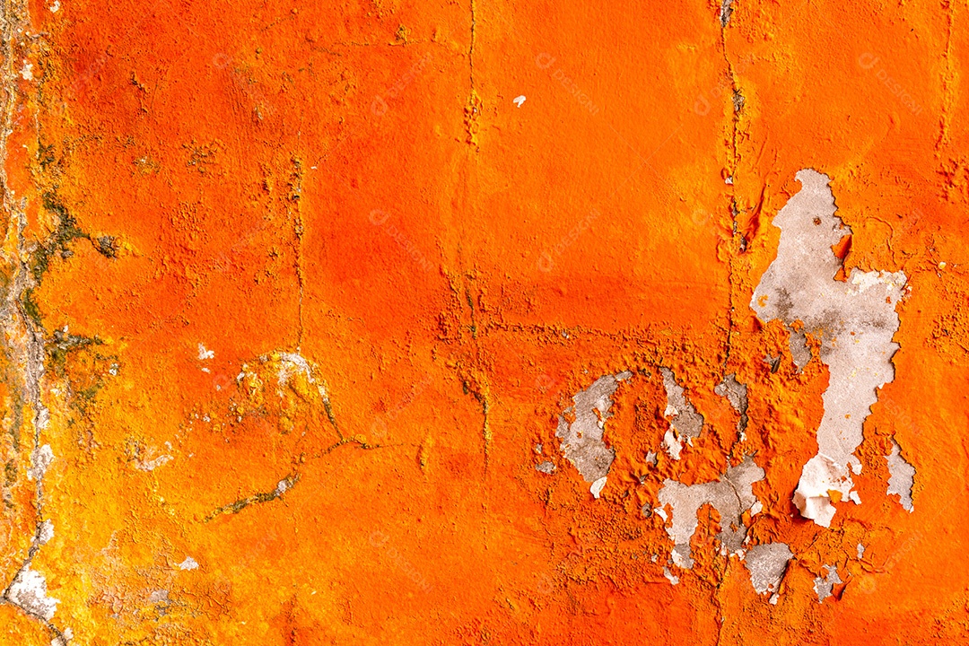 A cor laranja pintada na parede de concreto está descascando. velho e sujo