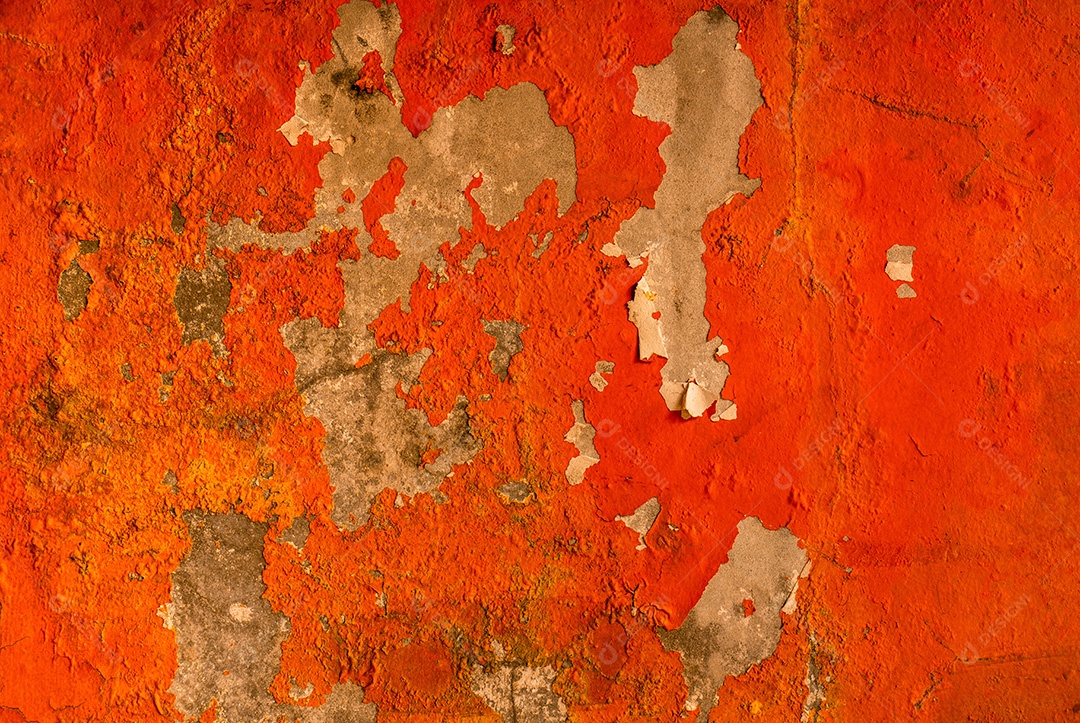 A cor laranja pintada na parede de concreto está descascando. velho e sujo