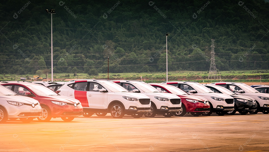 Carro suv novo vermelho e branco luxuoso estacionado na área de estacionamento concreta