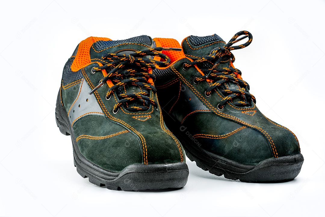 Par de sapatos de couro de segurança pretos isolados no fundo branco