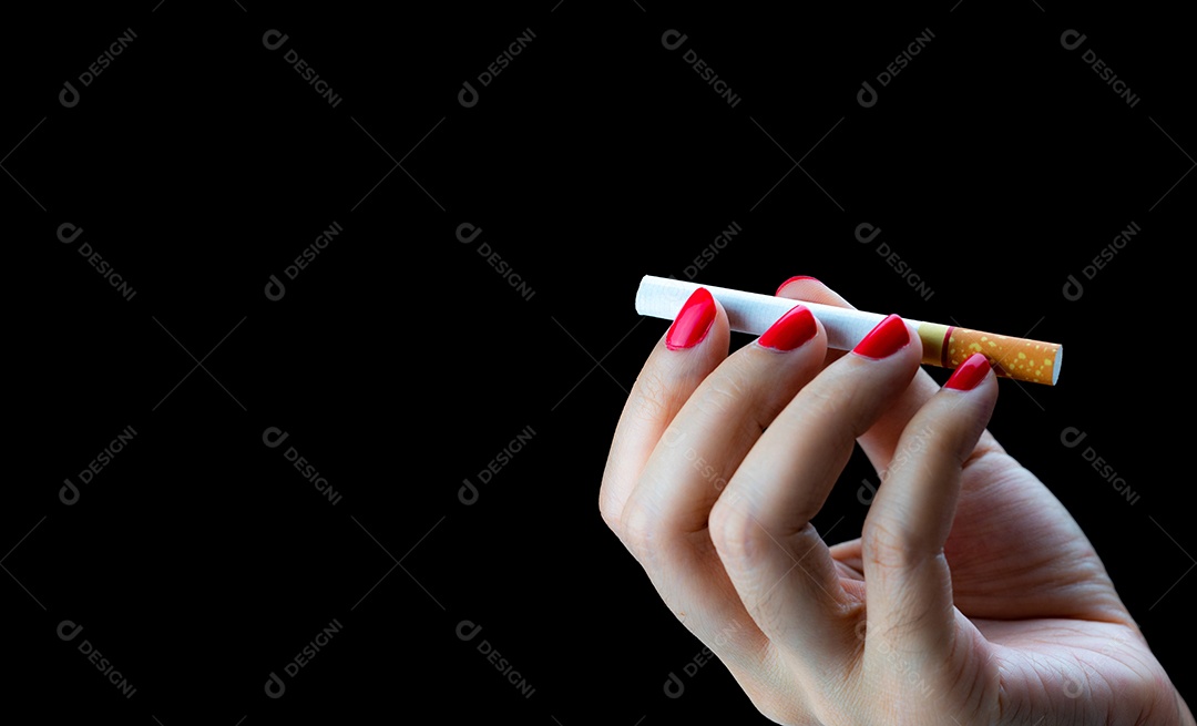 Mão de uma mulher sexy com unha vermelha segura cigarro isolado em preto