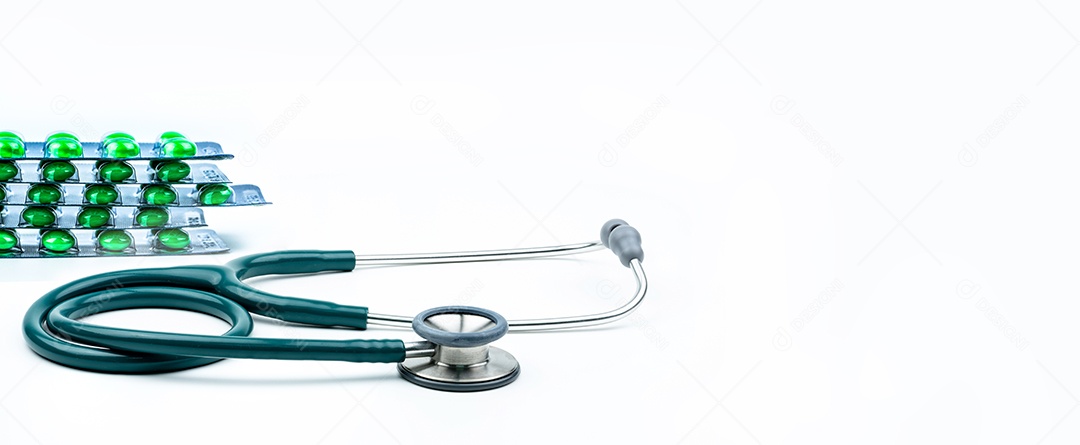 Estetoscópio e pílulas verdes em blister isolado