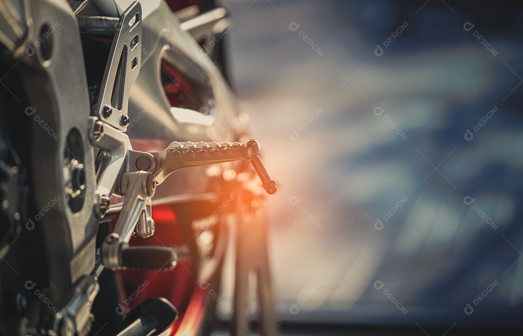 Detalhe do novo pedal dianteiro do apoio para os pés da motocicleta. Pés de bicicleta grandes