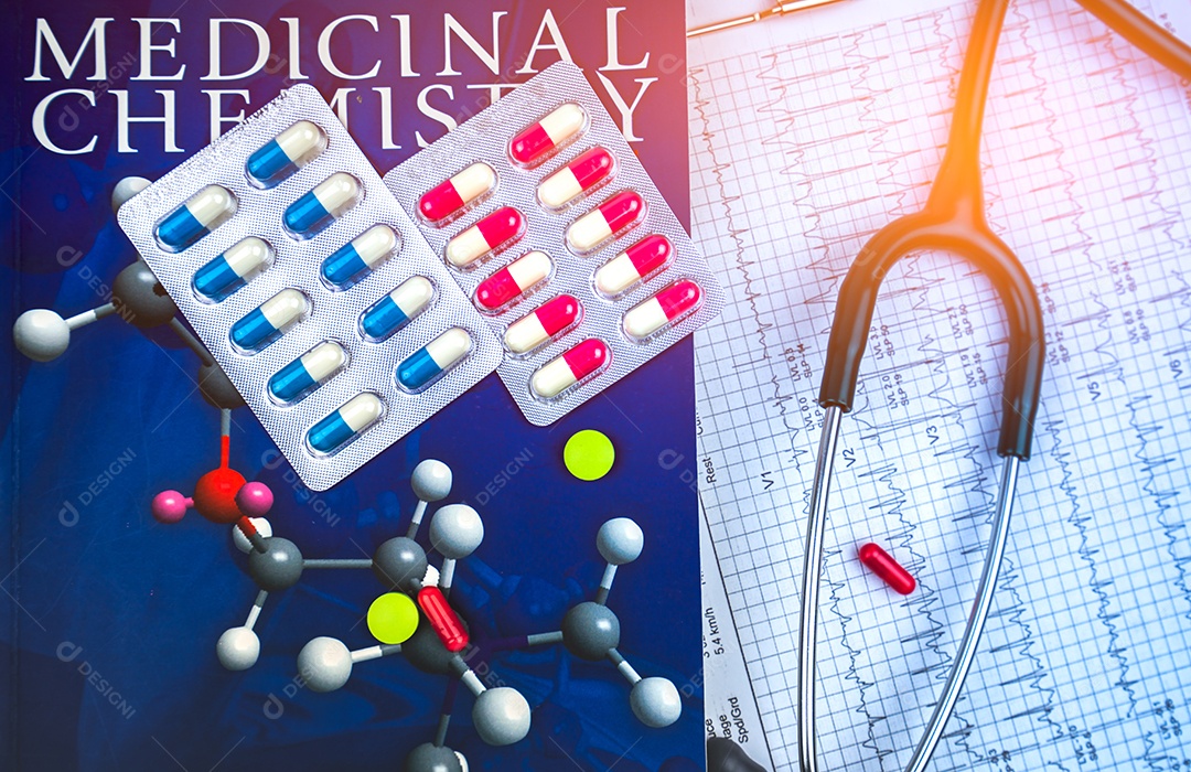 Comprimidos no livro de química medicinal e estetoscópio