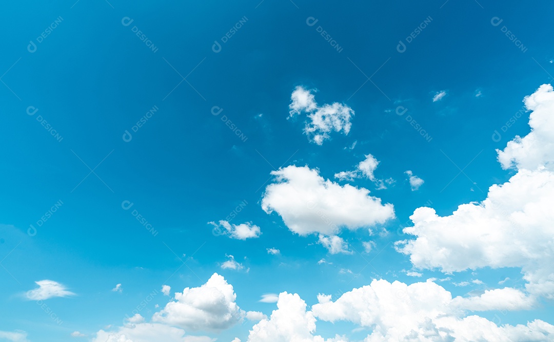 Lindo céu azul e fundo de nuvens cumulus brancas.