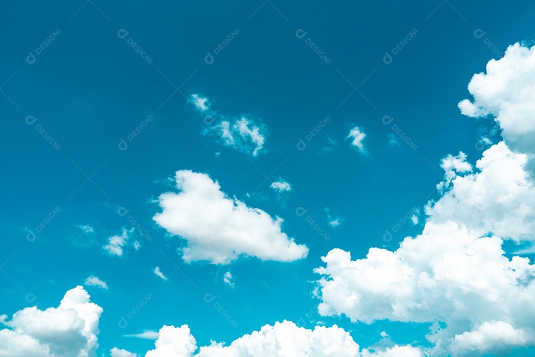 Lindo céu azul e fundo de nuvens cumulus brancas.