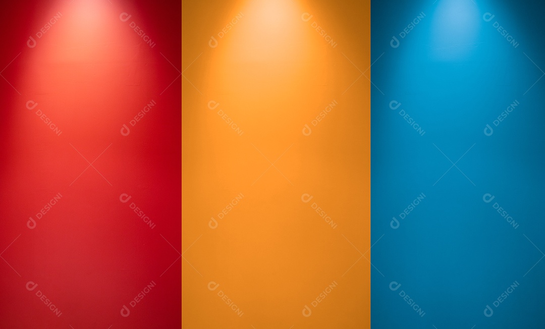 Parede vermelha, laranja ou amarela e azul vazia com holofotes.