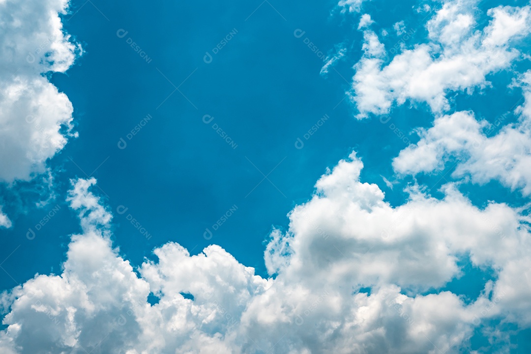 Lindo céu azul e fundo de nuvens cumulus brancas.