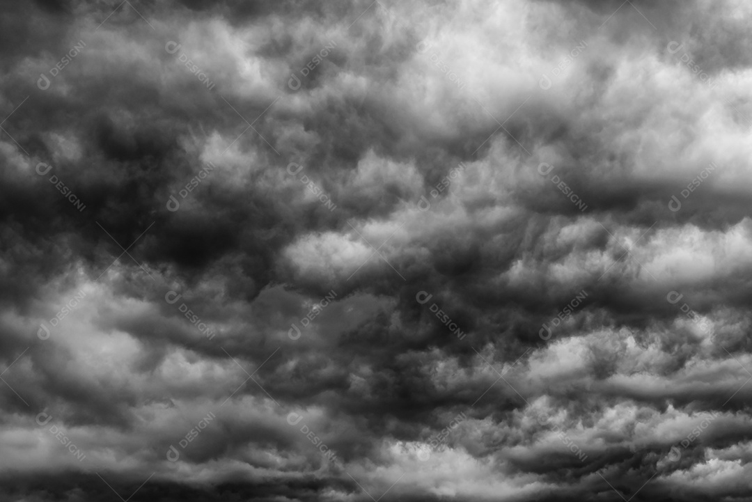 Céu escuro dramático e nuvens. Fundo de céu nublado. céu negro