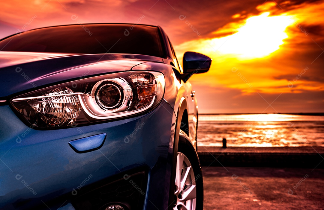 Carro SUV compacto azul com esporte e design moderno estacionado