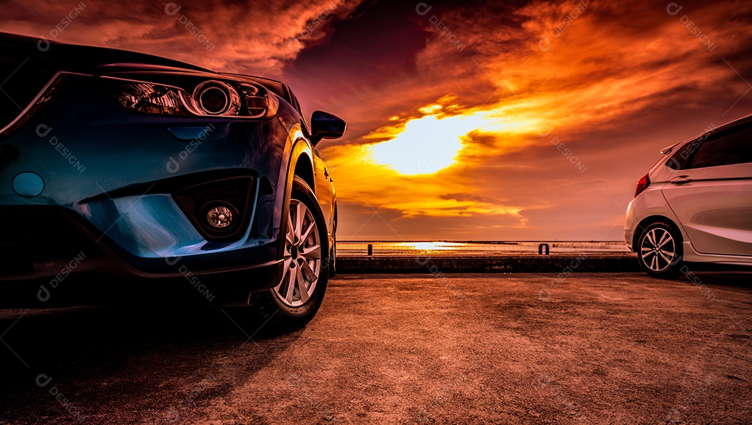 Carro SUV compacto azul com esporte e design moderno estacionado