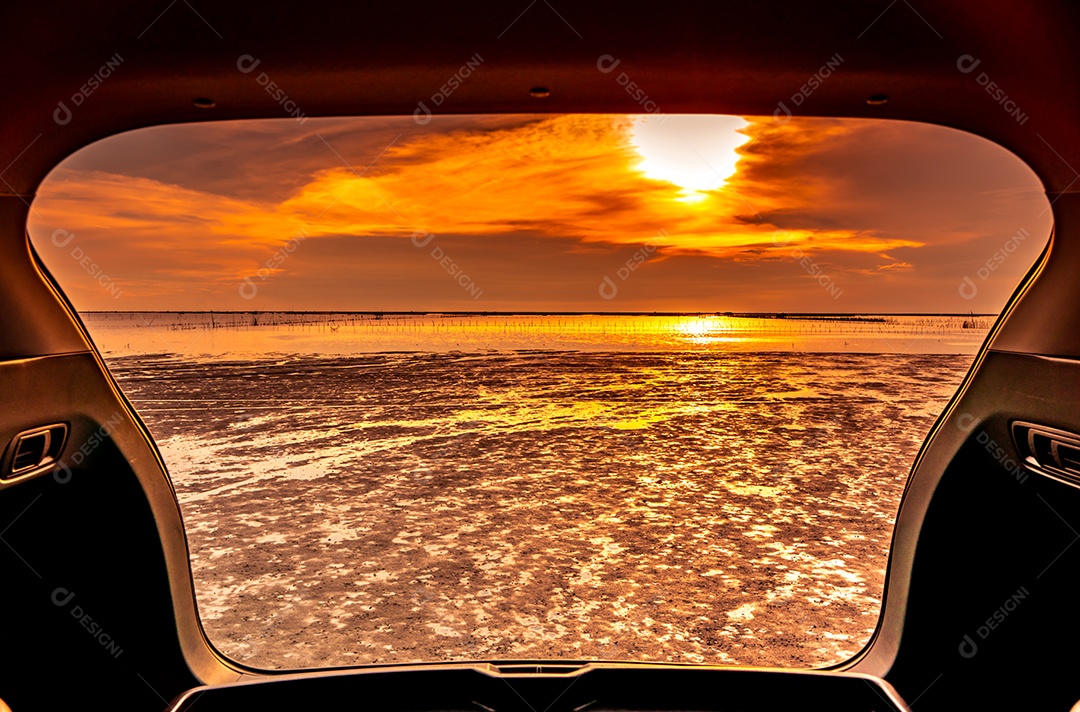 Linda vista para o mar de dentro da mala do carro. Vista para o mar com laranja