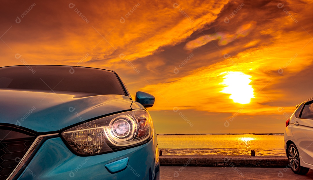 Carro SUV compacto azul e branco com parque desportivo e de design moderno