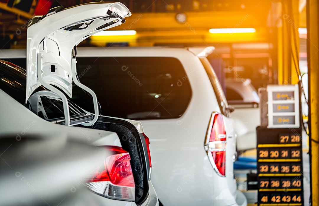 Carro estacionado na garagem espera na fila para troca de pneu e manutenção