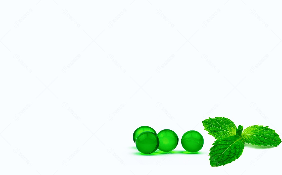 Pílulas verdes redondas e folhas de hortelã isoladas em branco