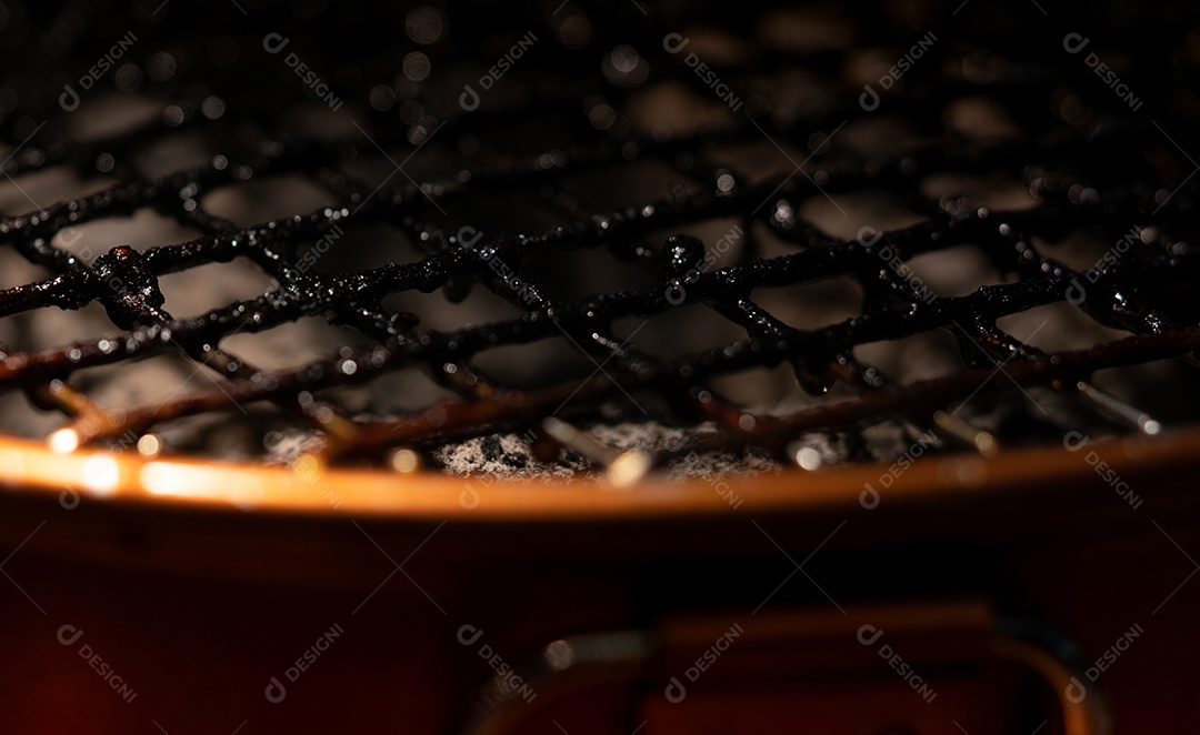 Closeup de grelhas de churrasco sujas e queimadas.