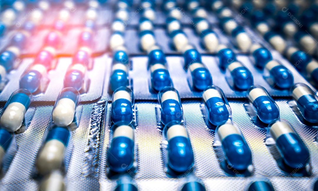 Comprimidos de cápsulas azuis e brancas em blister. Indústria Farmacêutica