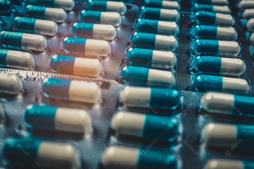 Comprimidos de cápsulas azuis e brancas em blister. Indústria Farmacêutica