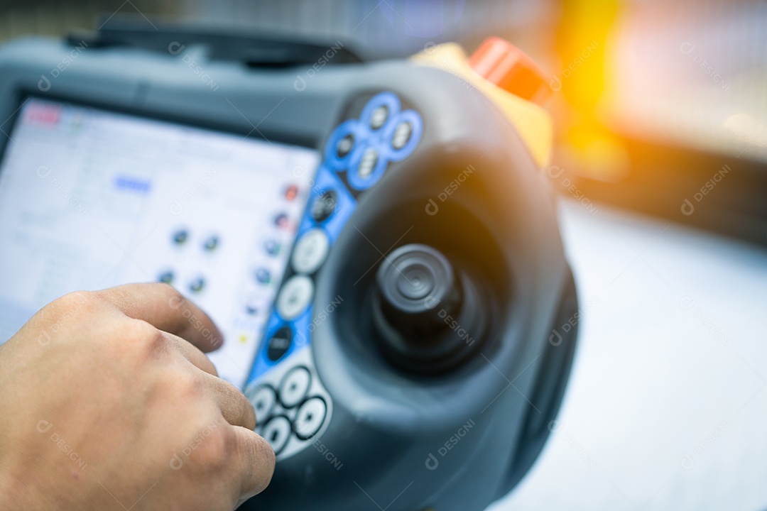 Ponto de mão do engenheiro no botão de controle do robô para controlar