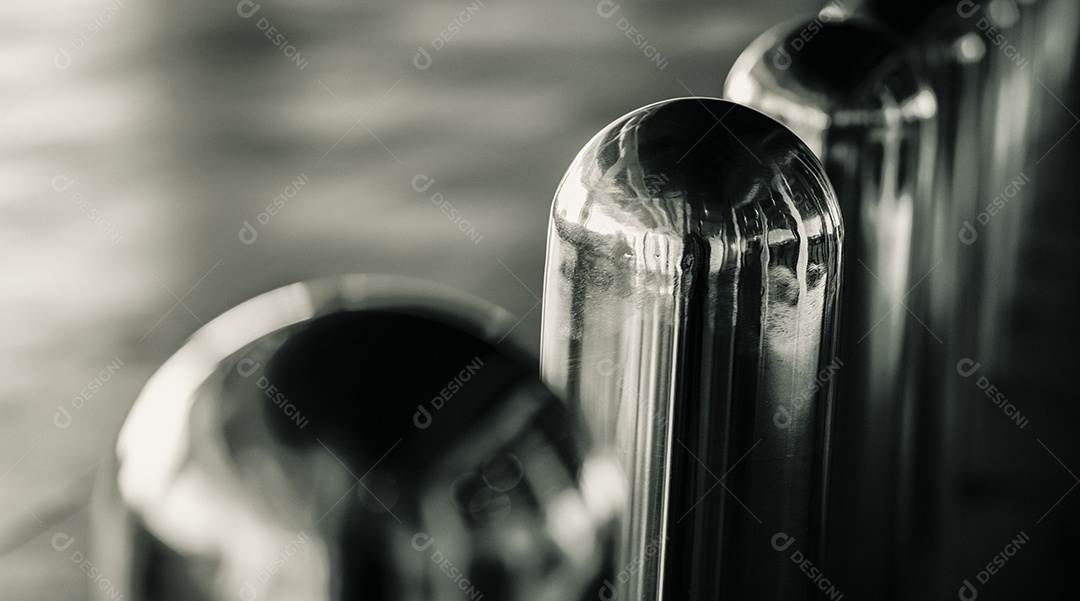 Barreiras de amarração de aço inoxidável de close-up em fundo desfocado.