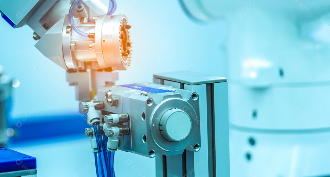 Máquina de mão robótica segurando objeto simulado em fundo desfocado