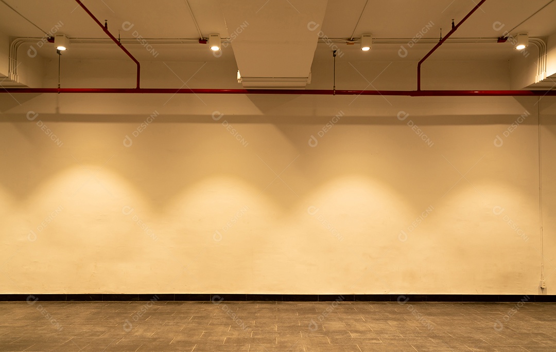 Sala vazia e parede branca com holofotes. Luz da lâmpada iluminada