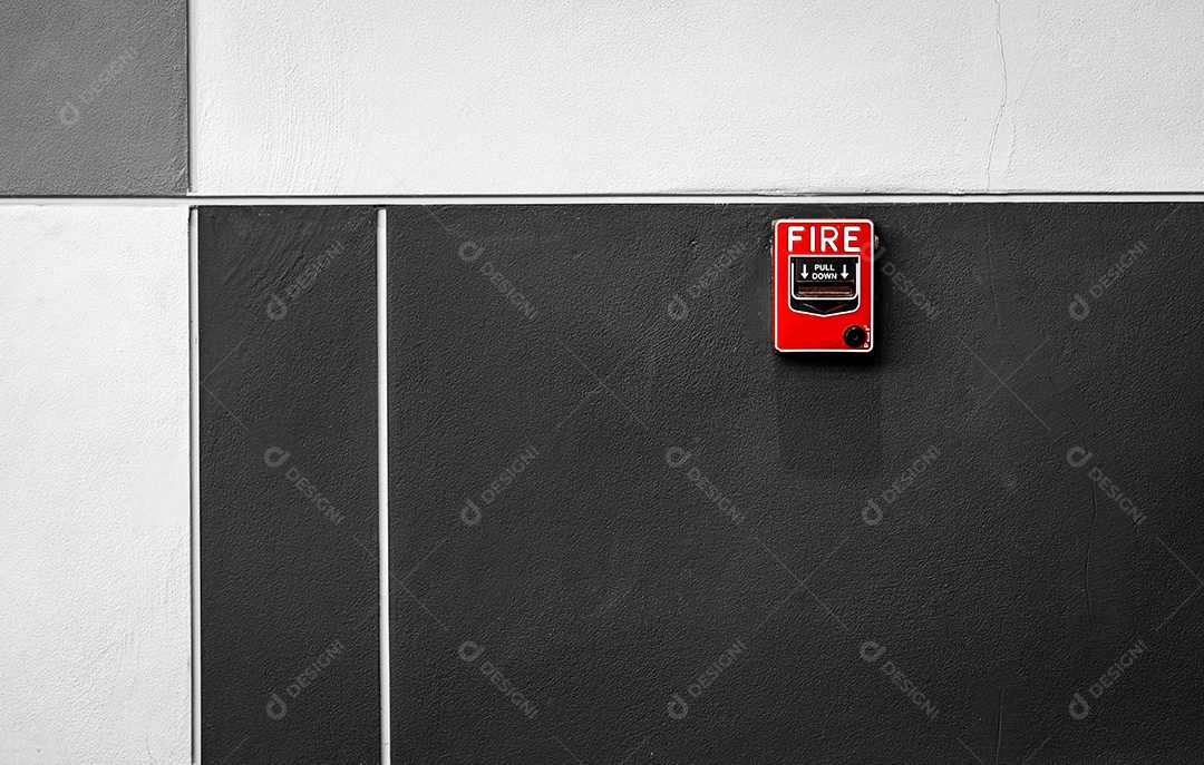 Alarme de incêndio na parede de concreto preto e branco. Aviso e segurança