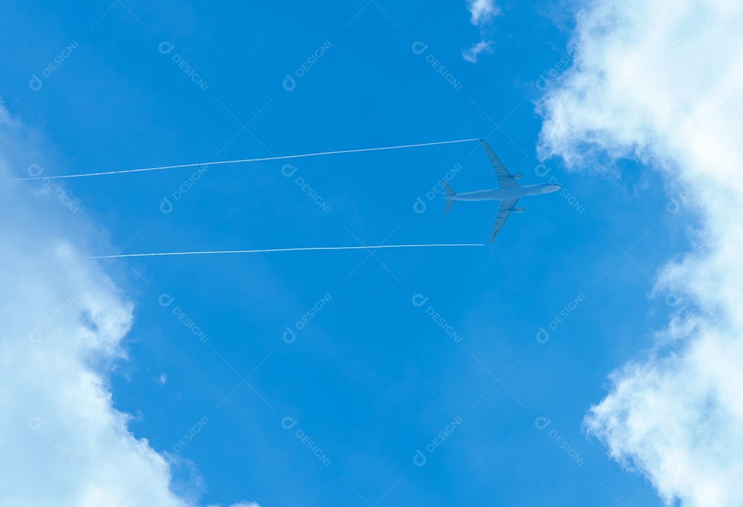 Avião no céu azul e nuvens brancas. Voo de companhia aérea comercial