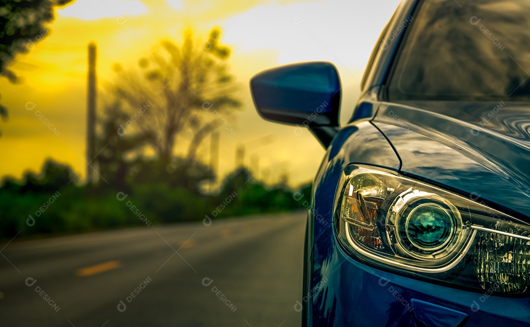 Vista frontal do carro SUV compacto azul de luxo com esporte e moderno