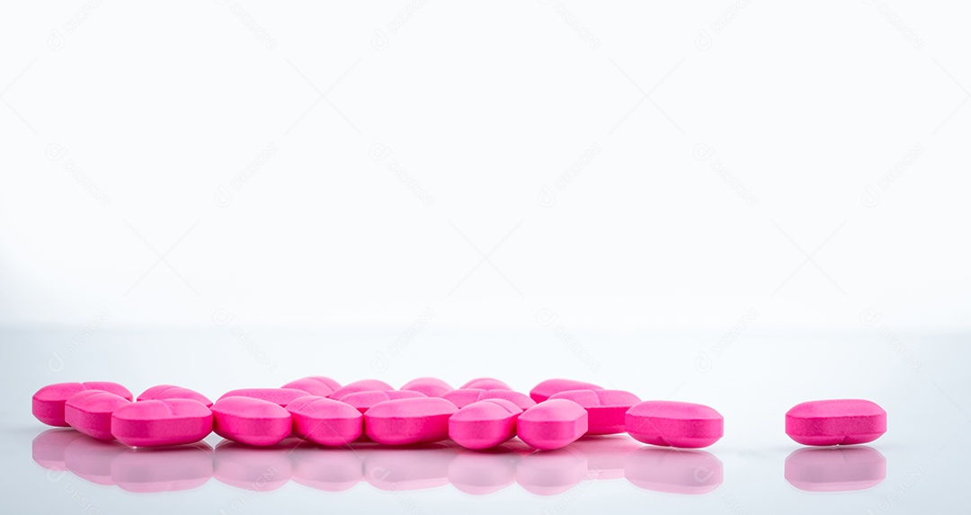 Pílulas de comprimidos rosa sobre fundo branco. Indústria farmacêutica.