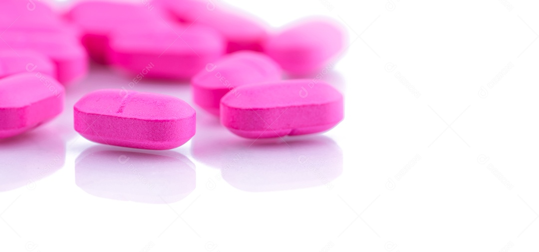 Pílulas de comprimidos rosa sobre fundo branco. Indústria farmacêutica.