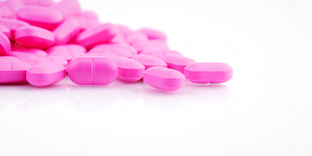 Pílulas de comprimidos rosa sobre fundo branco. Indústria farmacêutica.