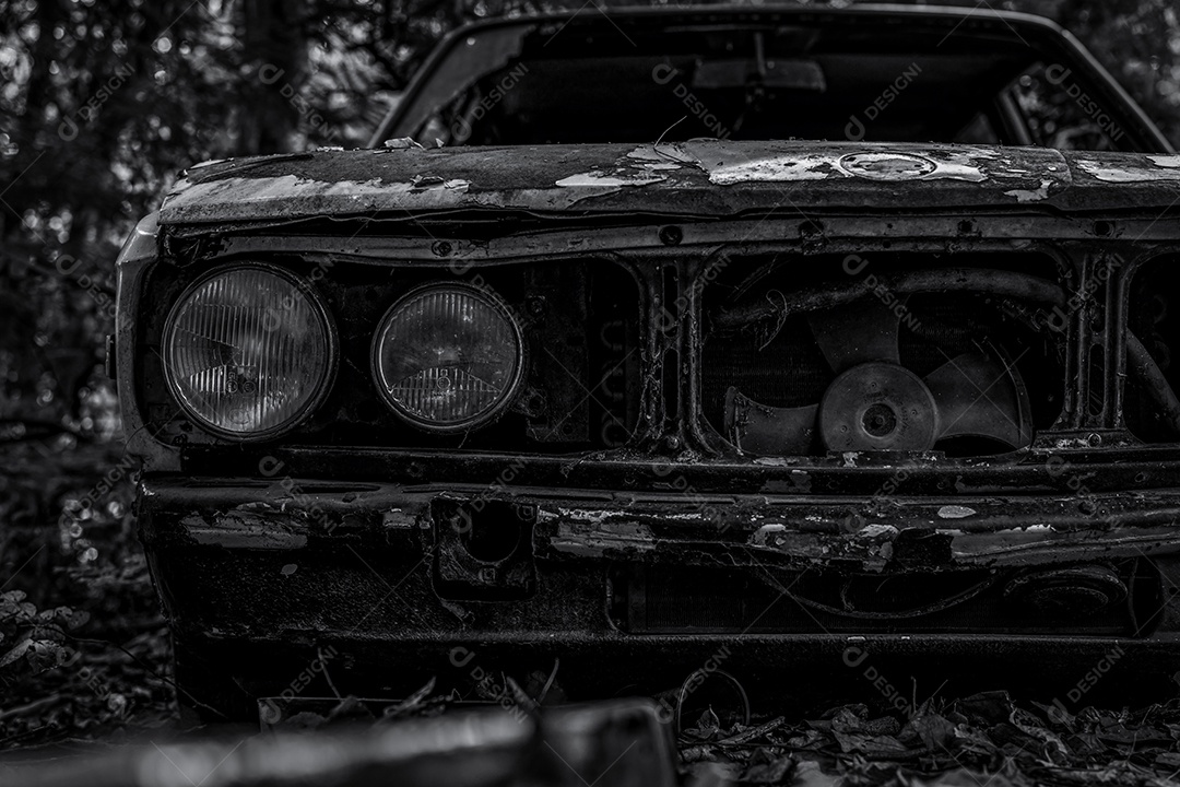 Carro destruído velho na cena preto e branco. Carro enferrujado abandonado dentro