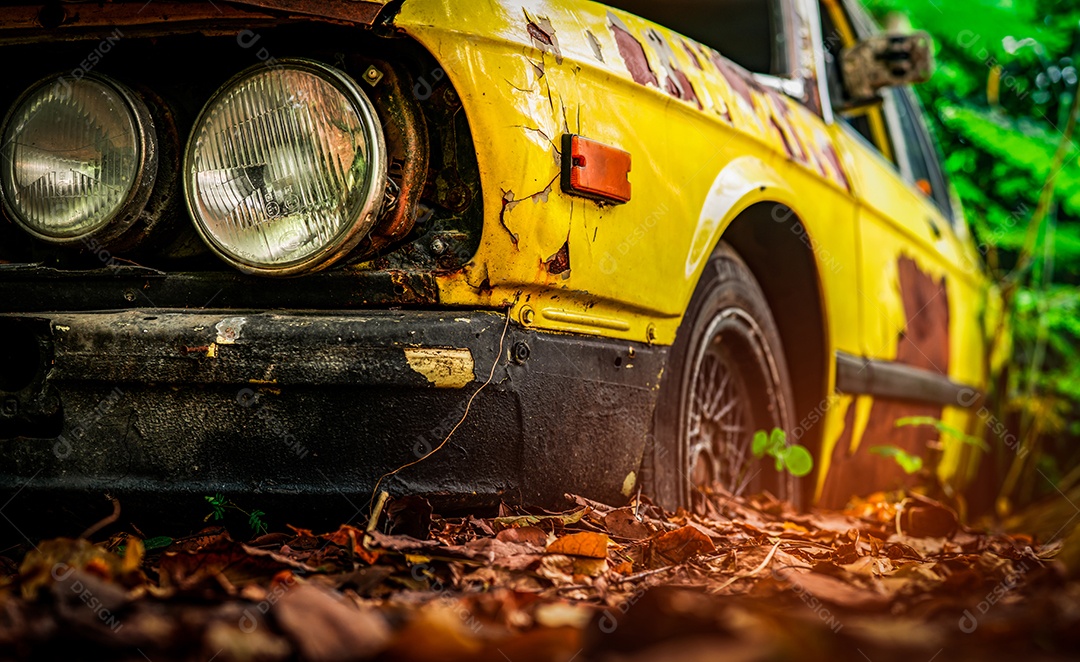 Velho carro destruído em estilo vintage. Carro amarelo enferrujado abandonado dentro