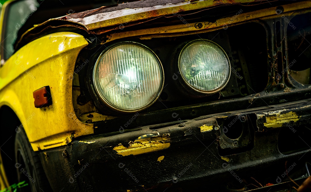 Velho carro destruído em estilo vintage. Carro amarelo enferrujado abandonado dentro