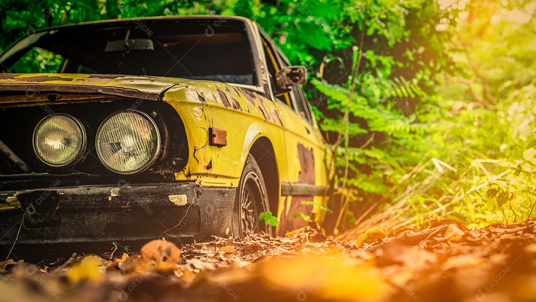 Velho carro destruído em estilo vintage. Carro amarelo enferrujado abandonado dentro