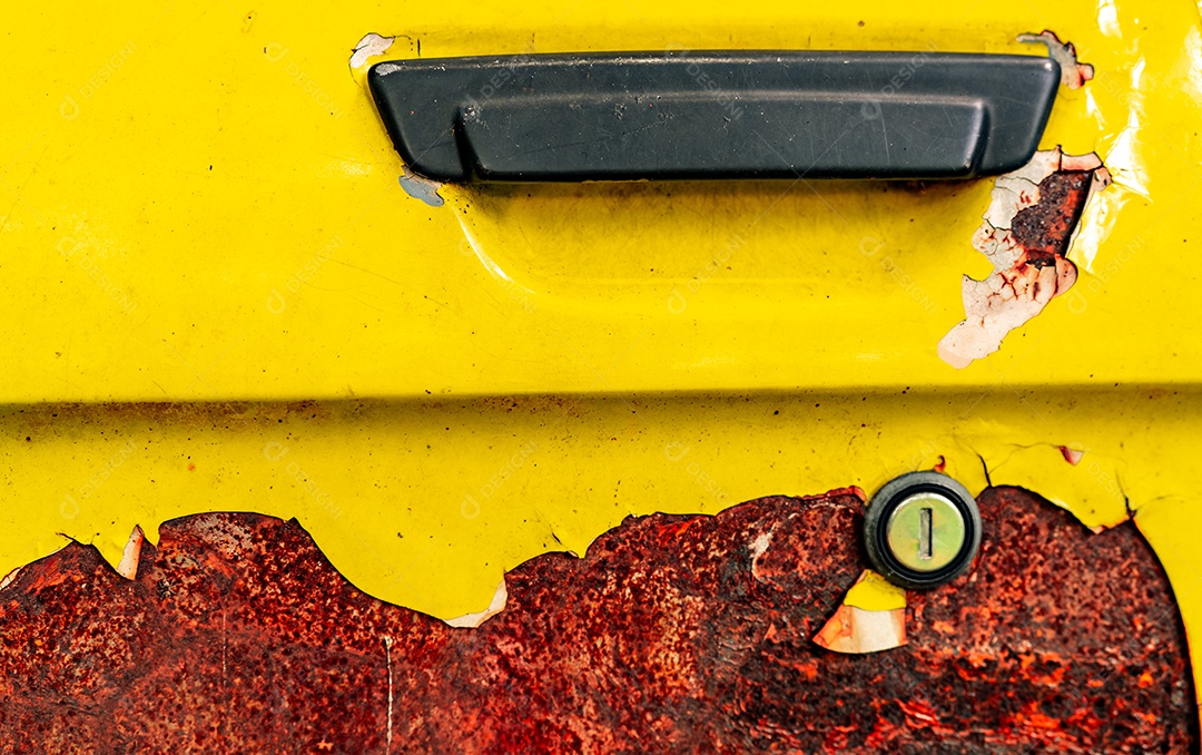 Feche a porta do carro velho com ferrugem. Sagacidade de carro amarelo enferrujado abandonado