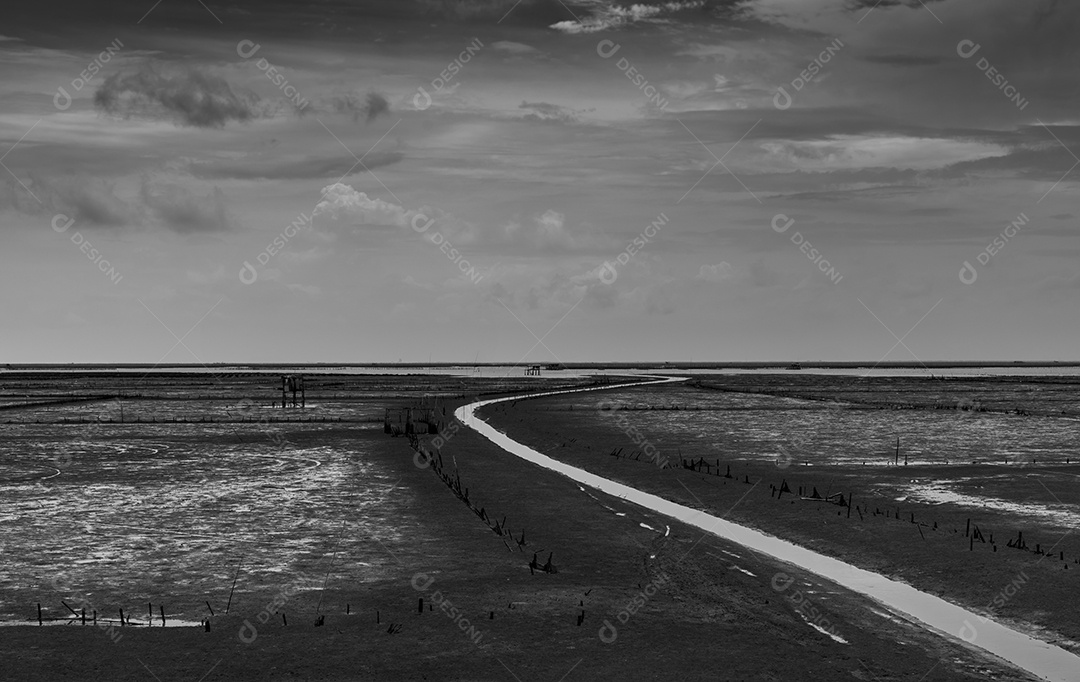 Paisagem do mar na maré e céu cinza e nuvens brancas