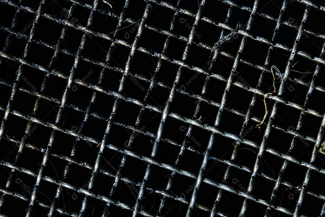 Grade suja para filtrar e coletar óleo de motor usado no carro