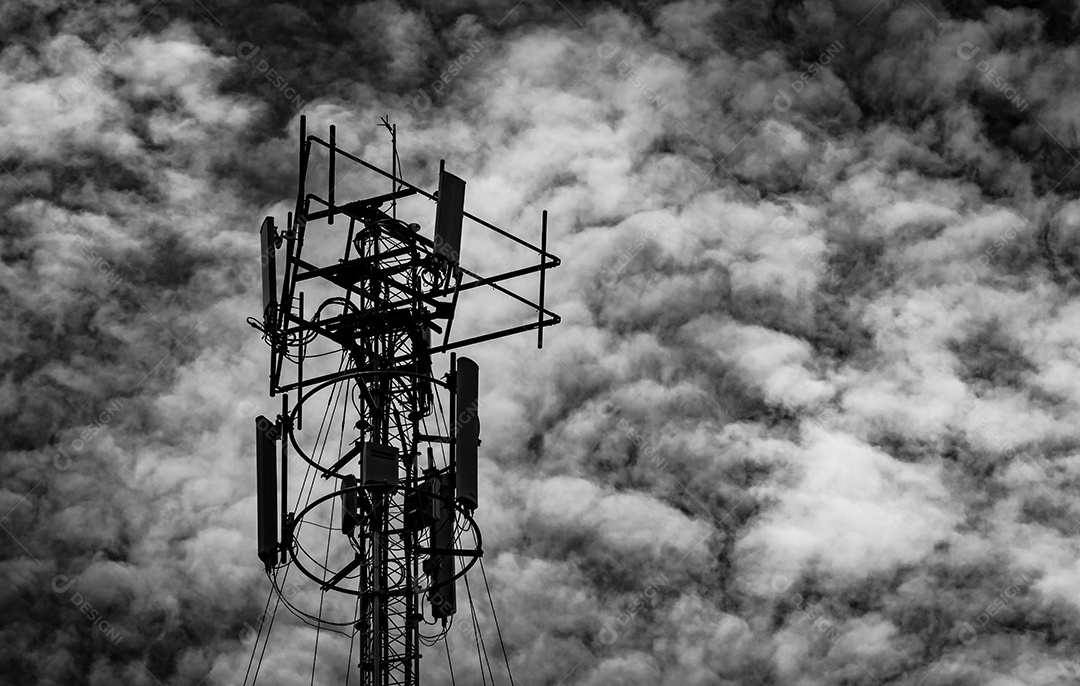 Imagem em preto e branco da torre de telecomunicações