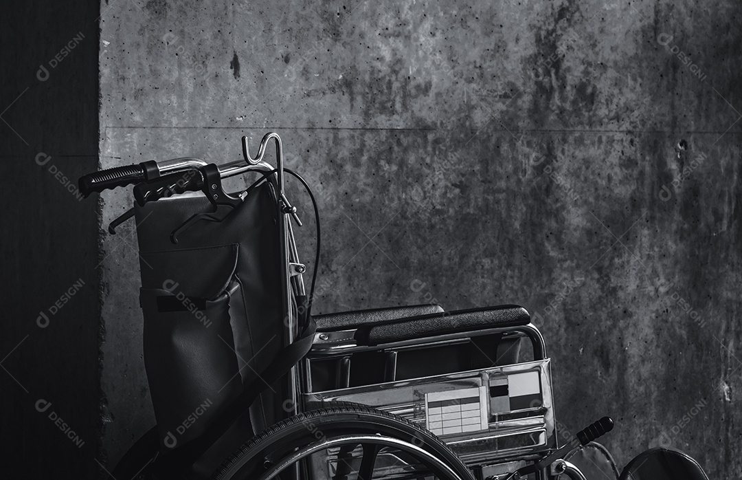 Cadeira de rodas dobrada ao lado da parede. Triste notícia no hospital