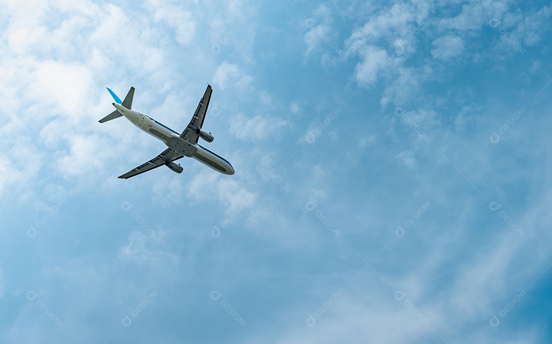 companhia aérea comercial. O avião de passageiros decola no aeroporto