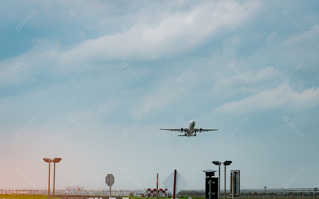 Avião de passageiros decola no aeroporto com lindo céu azul