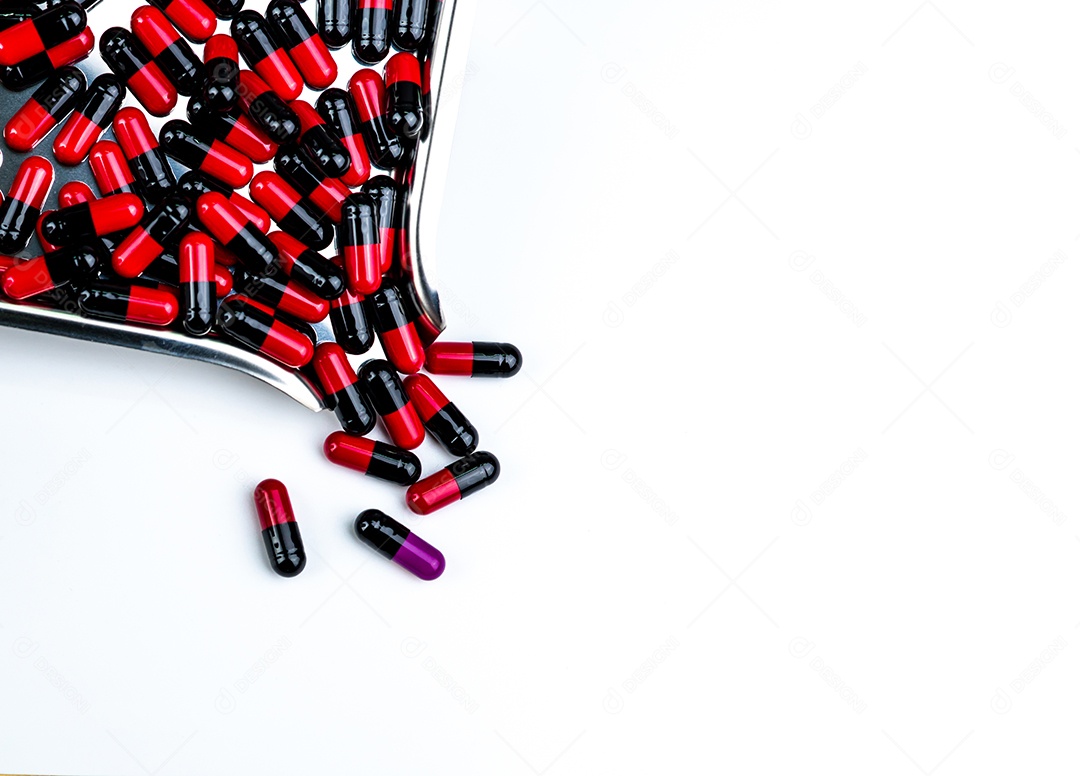 Comprimidos de cápsula vermelho-preto na bandeja de drogas. Resistência a antibióticos