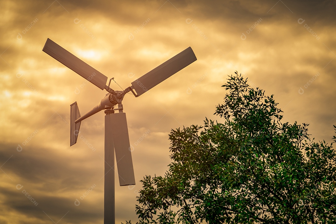 Turbina eólica de eixo horizontal com céu azul e nuvens brancas próximas