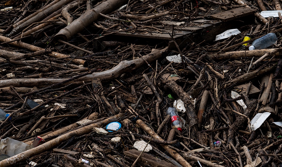Pilha de detritos e resíduos após a inundação. Problema de desperdício no ambiente