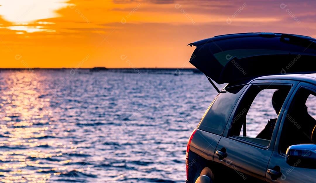 Carro SUV compacto preto com esporte e design moderno estacionado