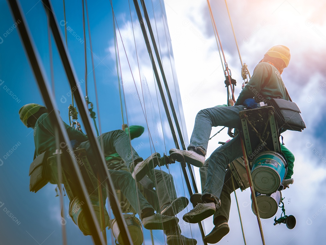 Limpador de vidros altos. Limpador de vidro funcionando. Mais perigoso